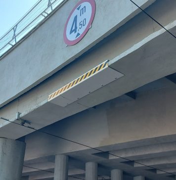 Probleme la Podul Constanța, recent consolidat: O bucată de beton stă să cadă peste mașini