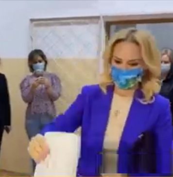 Gabriela Firea a fost primul votant din secţia la care a mers: „Cei importanţi sunt oamenii. De mâine, tot la muncă”