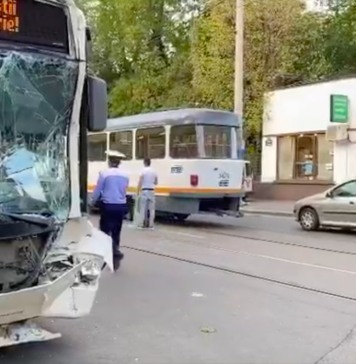 Un autobuz STB a lovit frontal un tramvai