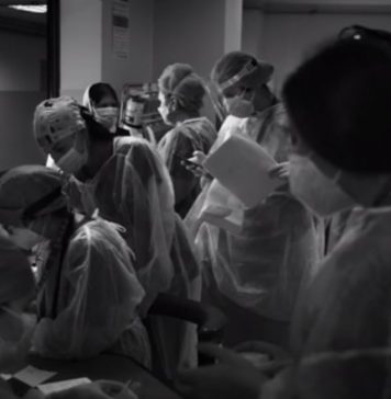 Actorul Benedict Cumberbatch prezintă lupta medicilor români din spitalele COVID-19. Imagini cutremurătoare de la ATI, proiectate în centrul Bucureștiului