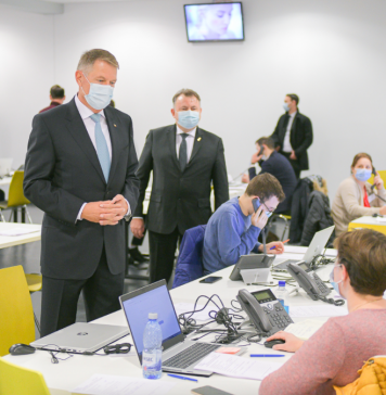 Iohannis după vizita la call center-ul DSP București: Vaccinarea populației se va produce probabil în primăvară