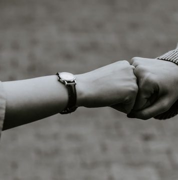 Sfatul lui Adrian Streinu-Cercel: Nu vă mai salutați cu pumnul. Este contraindicat