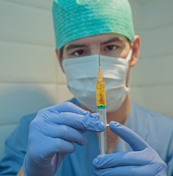 Cum se împart vaccinurile anti-COVID? Întâi la sectoarele economice, apoi la grupele de risc