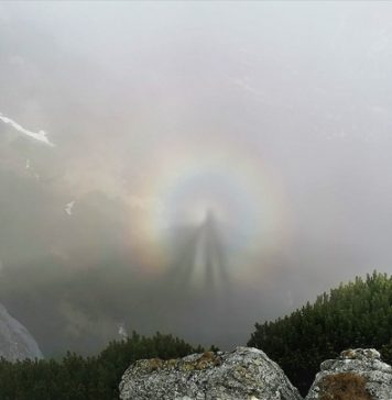 FOTO Efectul Gloria, fenomen foarte rar, surprins în imagini de un ranger al Administraţiei Parcului Natural Bucegi