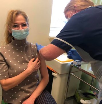 O româncă, medic în Marea Britanie, s-a vaccinat anti-Covid. Mesajul postat pe Facebook