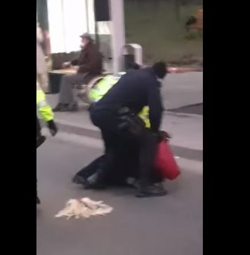 VIDEO Un bărbat îmbrăcat în femeie a făcut scandal într-un autobuz din Capitală