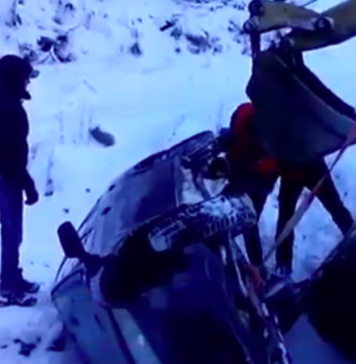 Un bucureștean a căzut cu mașina într-o râpă adâncă de 15 metri din stațiunea Păltiniș