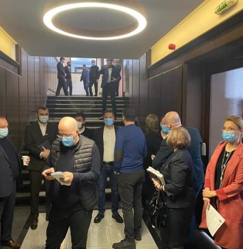 Scandal la ședința CGMB din Primăria Capitalei. Consilierii PSD se plâng că sunt ținuți ”în săli mici înghesuiți la mese”