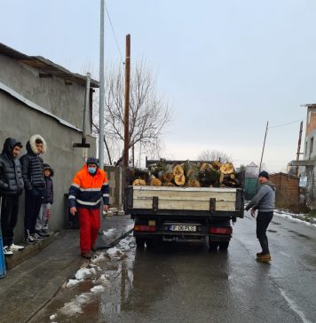 Familiile defavorizate din Sectorul 5 au primit lemne pentru încălzirea locuinţei
