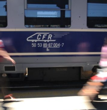 Trafic feroviar întrerupt pe Valea Oltului din cauza aluviunilor; un tren cu 9 călători a deraiat