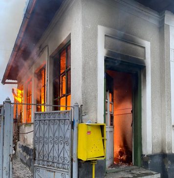 7 persoane, evacuate dintr-o casă în flăcări din cartierul Ștefan cel Mare