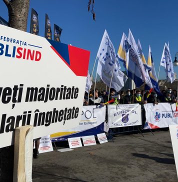 Val de proteste în Bucureşti – Sindicalişti din Ministerul de Interne, ceferişti şi angajaţi din sistemul sanitar pichetează sediul Guvernului