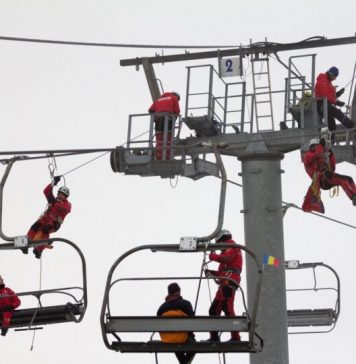 Mai mulți turiști, printre care și un copil de 2 ani, au rămas blocați în telescaun, la Şuior