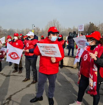 FOTO Cadrele medicale au ieșit în stradă, în plină pandemie, din cauza proiectului de buget