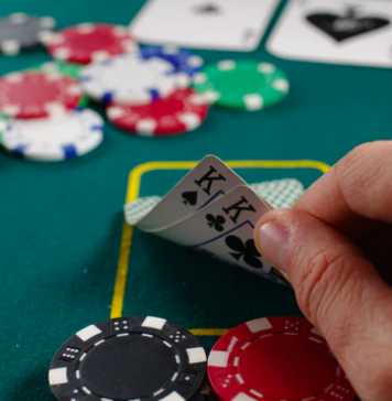 Polițiștii au descins la o seară de poker cu 15 persoane, în Sectorul 6