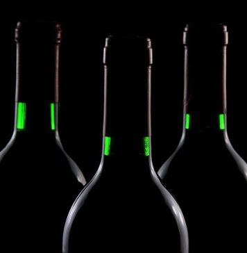 Mii de sticle de vin, în valoare de peste 100.000 de lei, găsite într-un depozit al Economat Sector 5