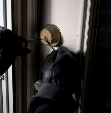 Sectorul 6: Un bărbat din Teleorman suspectat de furt după ce s-a cățăra pe schelele montate la un bloc, prins de polițiști