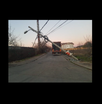 Sectorul 2: Un tir a intrat duminică într-un stâlp