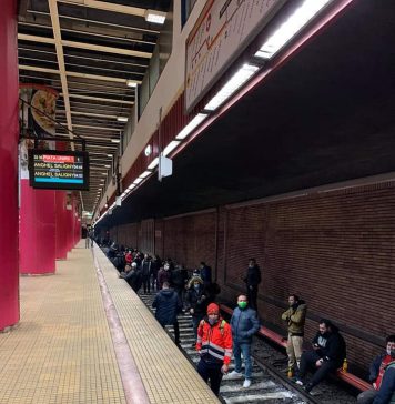 FOTO/VIDEO Cum se desfășoară protestul spontan de la metrou. În timp ce bucureștenii se înghesuie în STB, în subteran se dansează pe peron