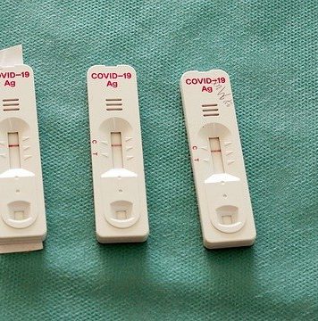 Cum se va face testarea pentru COVID-19 în farmacii: doar teste rapide antigenice, contra cost