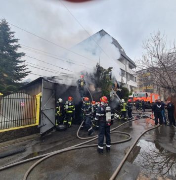 Un puternic incendiu a izbucnit luni după amiază la un garaj din sectorul 4