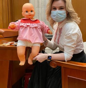 Un deputat USR-PLUS scoate la licitație păpușa primită de la PSD și va dona banii