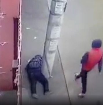 VIDEO Incident șocant în București. Bărbat rănit și căzut pe trotuar, jefuit în plină stradă