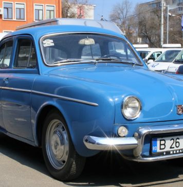 FOTO/ O mașină rar văzută pe străzile din România a încântat privirile celor de la Registrul Auto Român din Grivița