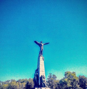 Scurt istoric/ Statuia Aviatorilor, monument la a cărui dezvelire a participat, în 1935, Regele Carol al II-lea