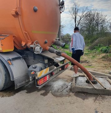 FOTO Șase vidanje surprinse într-o localitate de lângă București în timp ce se pregăteau să descarce ape neepurate direct în râu