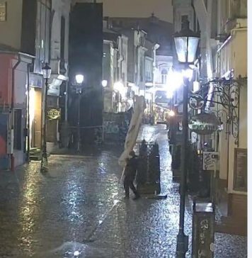 Polițiștii locali au prins un bărbat care fura umbrele de pe terasele unor restaurante din Centrul Vechi