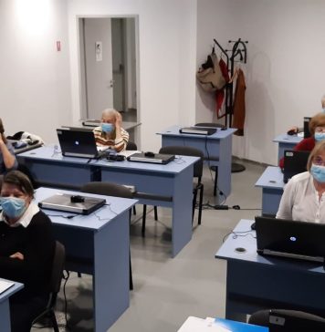 Sectorul 2: Ajutor pentru persoanele vârstnice să învețe cum să folosească Internetul și computerul