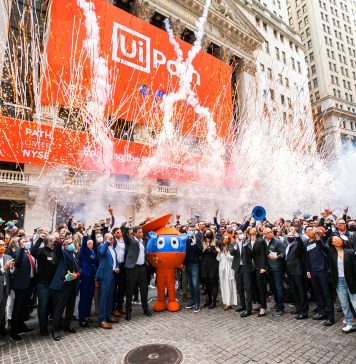 O firmă pornită într-un apartament din București, cu 10 angajați, a fost listată la Bursa din New York