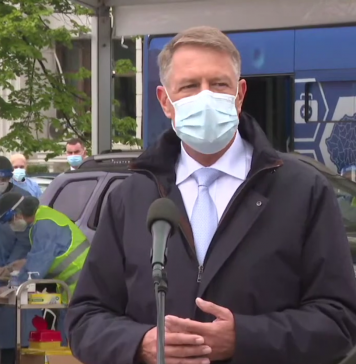 Klaus Iohannis, la centrul drive-thru din Capitală: Este un succes. Aici se pot prezenta inclusiv românii din diaspora