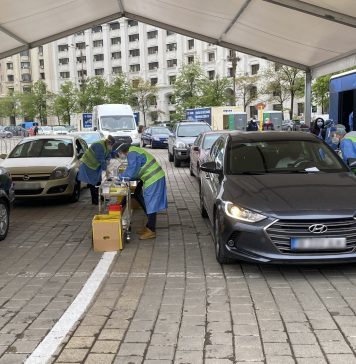 Bucureștenii au venit la vaccin de la primele ore ale dimineții la centrul drive-thru din Piața Constituției