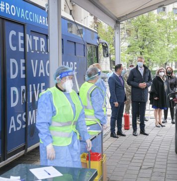 Președintele Iohannis, la centrul drive-thru din Capitală: Este un succes. Aici se pot prezenta inclusiv românii din diaspora