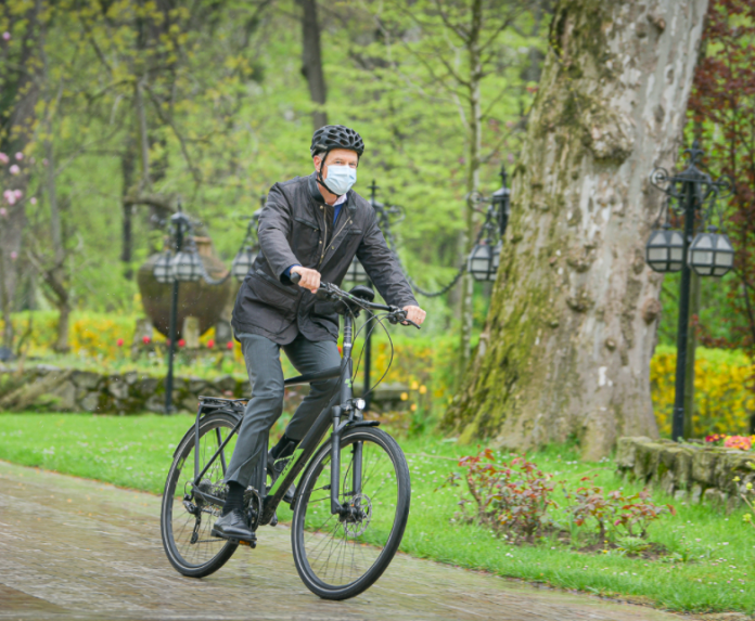 Iohannis a mers la Cotroceni cu bicicleta: Este o ...