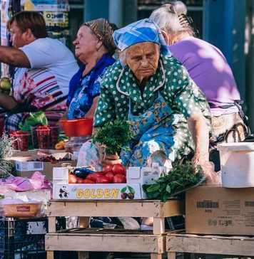 Acces gratuit la tarabe pentru persoanele vârstnice care vând fructe și legume lângă piețe, în Sectorul 5