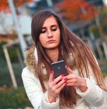 Cei care se uită în telefon atunci când traversează ar putea fi amendați