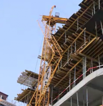 O macara s-a rupt pe un șantier din București, în timp ce muncitorii lucrau la clădire