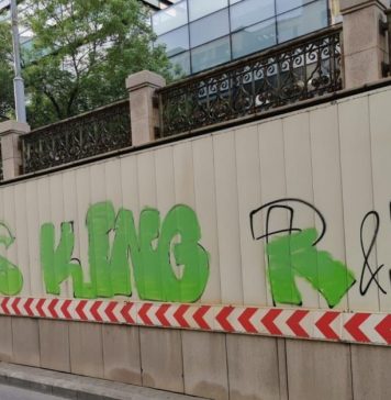 Tânăr de 17 ani, ”pedepsit” de Poliția Locală să șteargă un graffiti făcut la Pasajul Victoriei