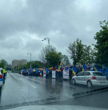 GALERIE FOTO Protest în ploaie, în fața Parlamentului, față de restricțiile impuse de autorități