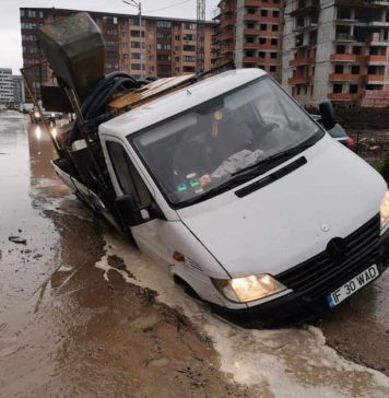 FOTO O stradă din Chiajna s-a surpat devenind capcană pentru șoferi