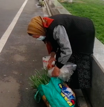 Sectorul 4: Oamenii care vând legume pe trotuare, îndrumați de Poliția Locală să meargă la tarabele sociale amenajate