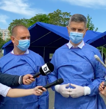 Vicepremierul Dan Barna, voluntar la un centru de vaccinare drive-thru din București