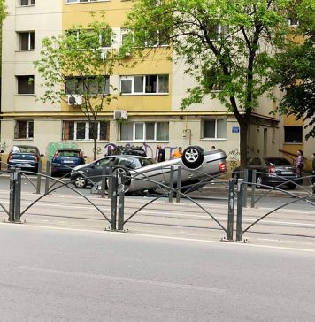 FOTO Mașină răsturnată pe Șoseaua Colentina, după impactul cu un alt autoturism