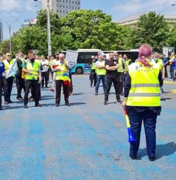 Proteste în Piaţa Victoriei: militarii și polițiștii au ieşit în stradă