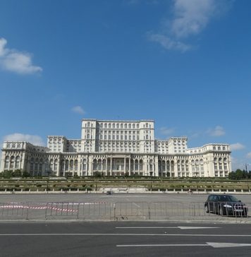 Sute de tineri s-au adunat în Piața Constituțieii, în prima noapte fără restricții de circulație: