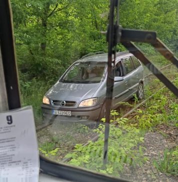 VIDEO Șofer filmat cu mașina blocată pe linia de tramvai: „Pe aici m-a băgat Waze-ul”