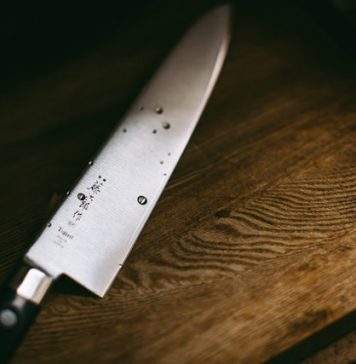 Tragedie în Popești-Leordeni. O femeie și-a înjunghiat fata de 11 ani